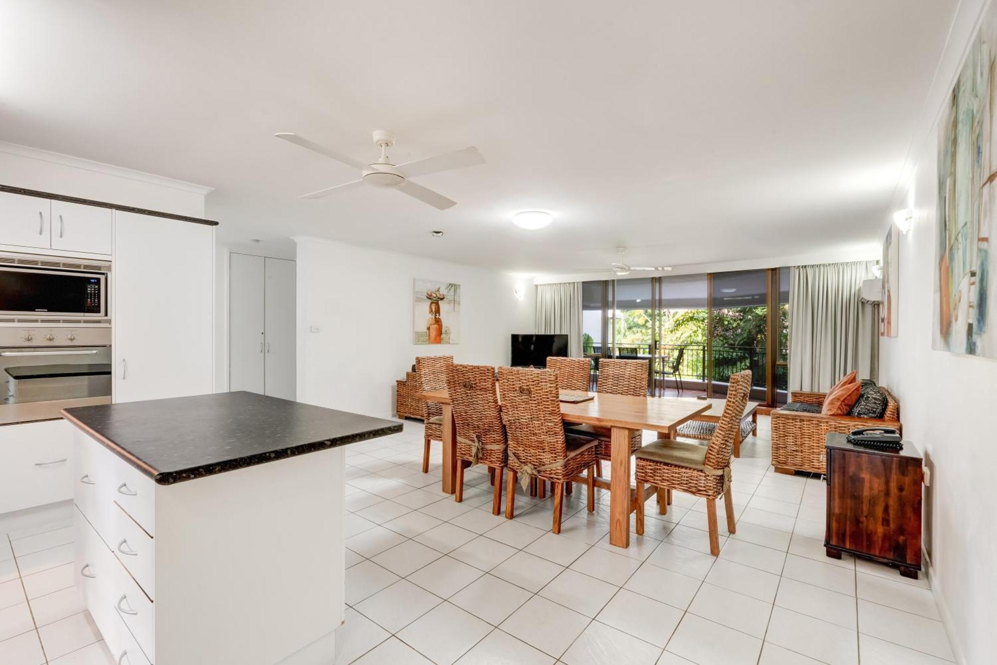 Roydon Beachfront Apartments Trinity Beach Exterior foto
