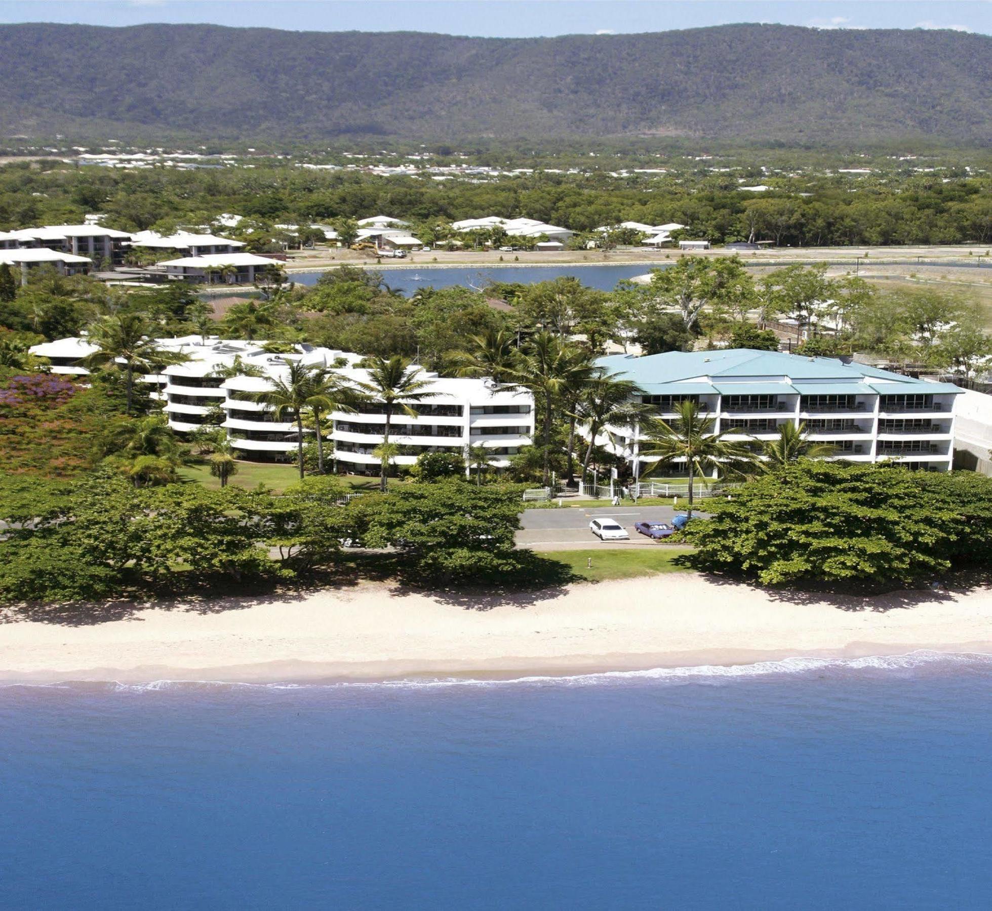 Roydon Beachfront Apartments Trinity Beach Exterior foto