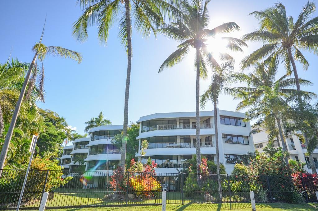 Roydon Beachfront Apartments Trinity Beach Exterior foto